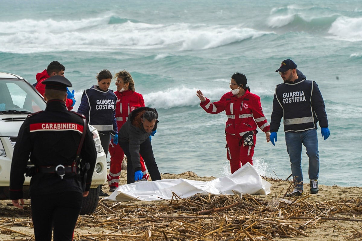 I soccorritori trovano il 60esimo corpo al largo dell’Italia dopo il naufragio di migranti