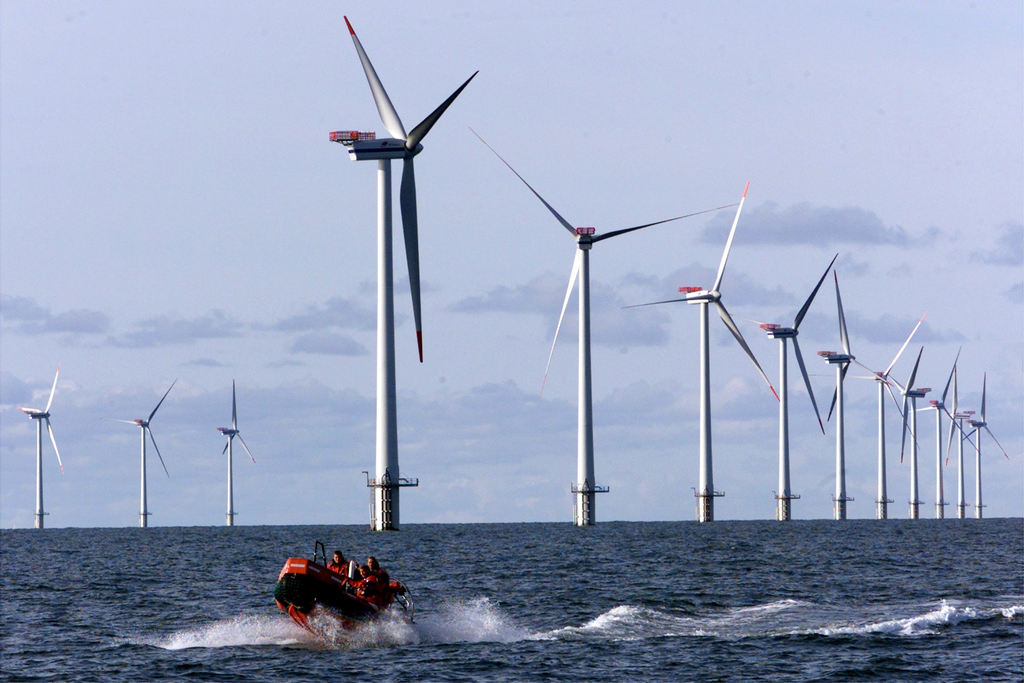 More energy. Морской ветропарк в Дании. Ветропарки в Германии Северное море. Шельфовая Ветровая электростанция. Морская ветрогенераторная электростанция.