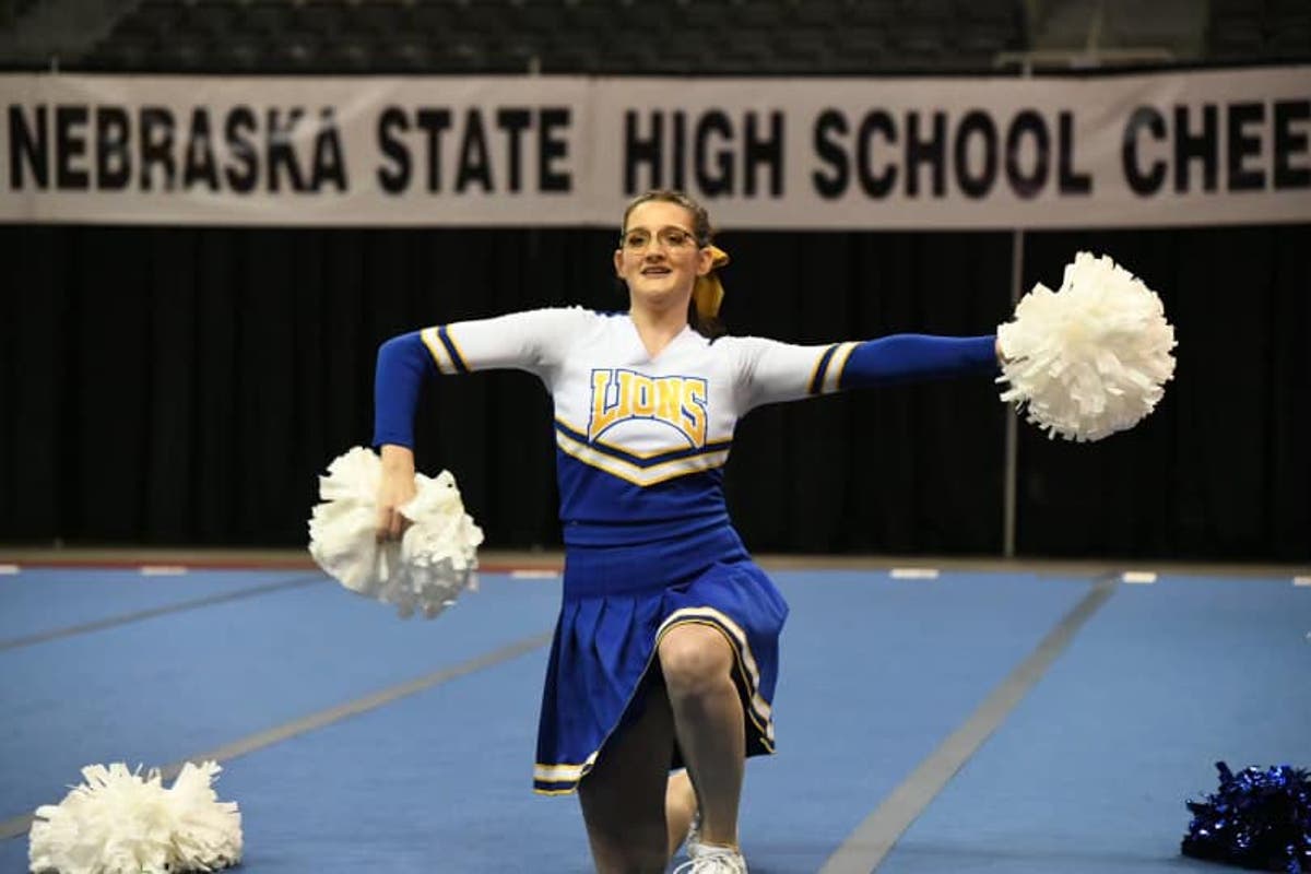 Nebraska cheerleader competes alone in state champs after squad quits