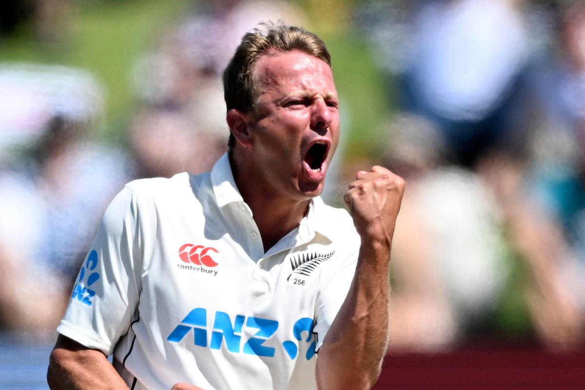 England fall just short as one-run victory enables New Zealand to tie series 1-1