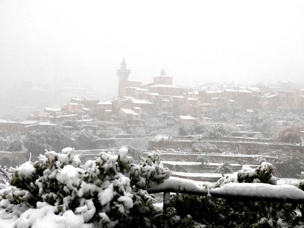 Rare red alert issued as Majorca hit by snow