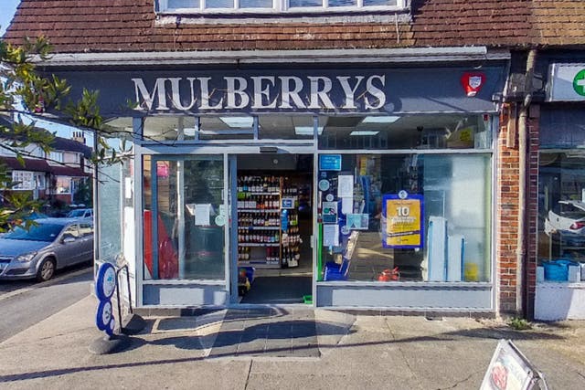 Constance Marten y Mark Gordon fueron vistos por un miembro del público fuera de la tienda de conveniencia Mulberrys en Brighton el 27 de febrero.
