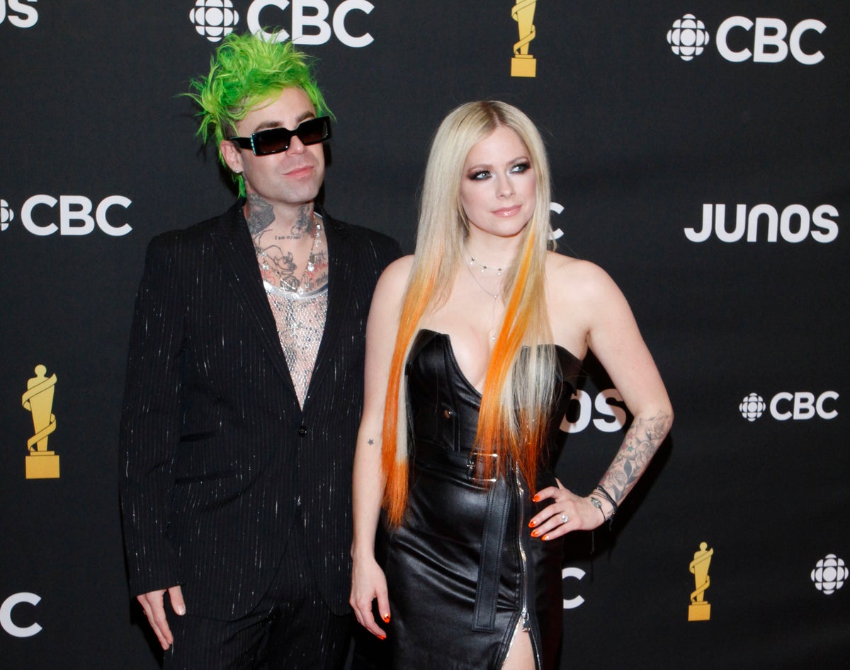 Avril Lavigne thinks it is worth taking a chance on love
