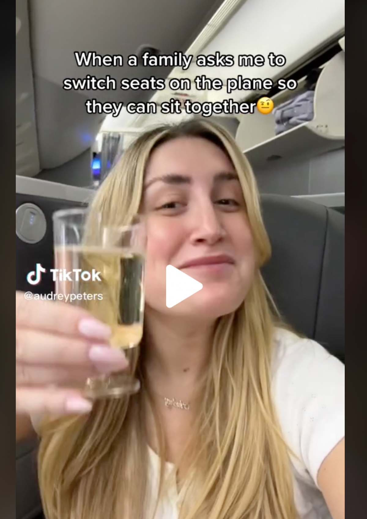 Influencer applauded for refusing to swap seats so family can sit together on flight