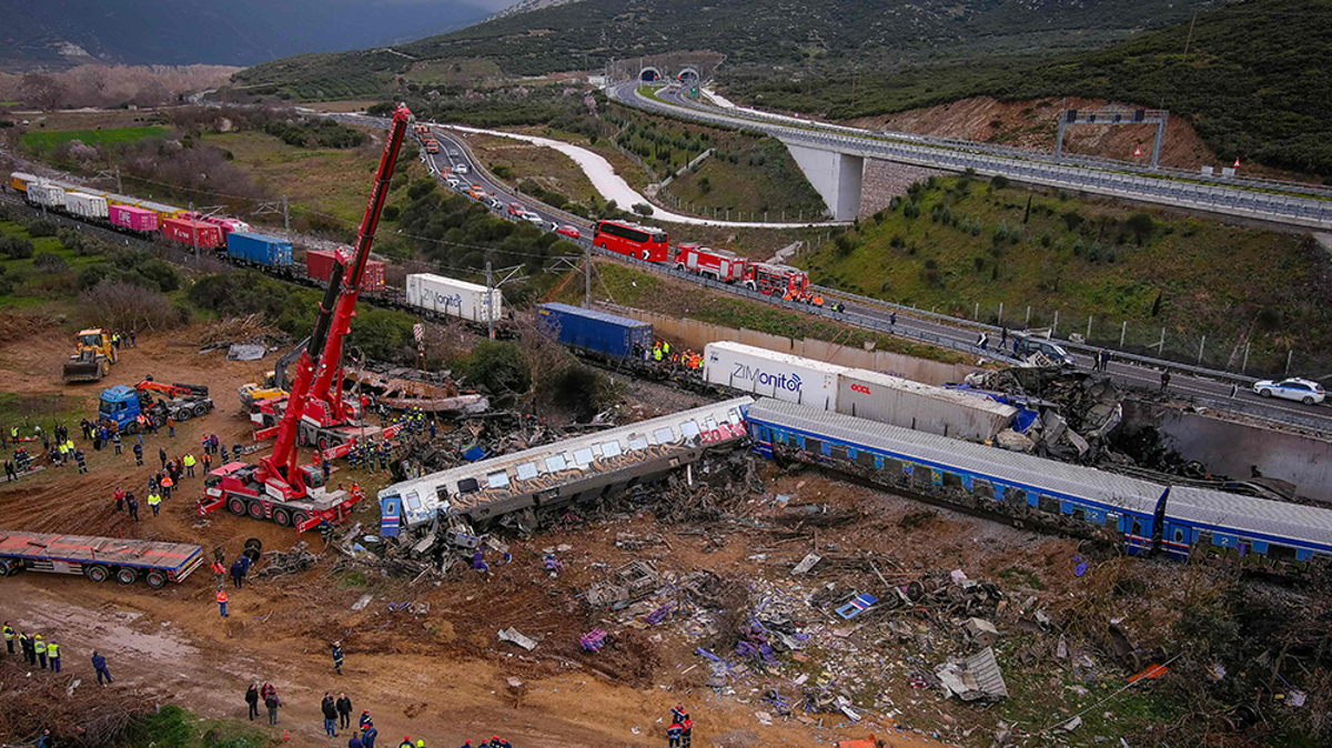 Tren kazası Yunanistan: Kafa kafaya çarpışmada en az 32 kişi öldü ve çok sayıda kişi yaralandı