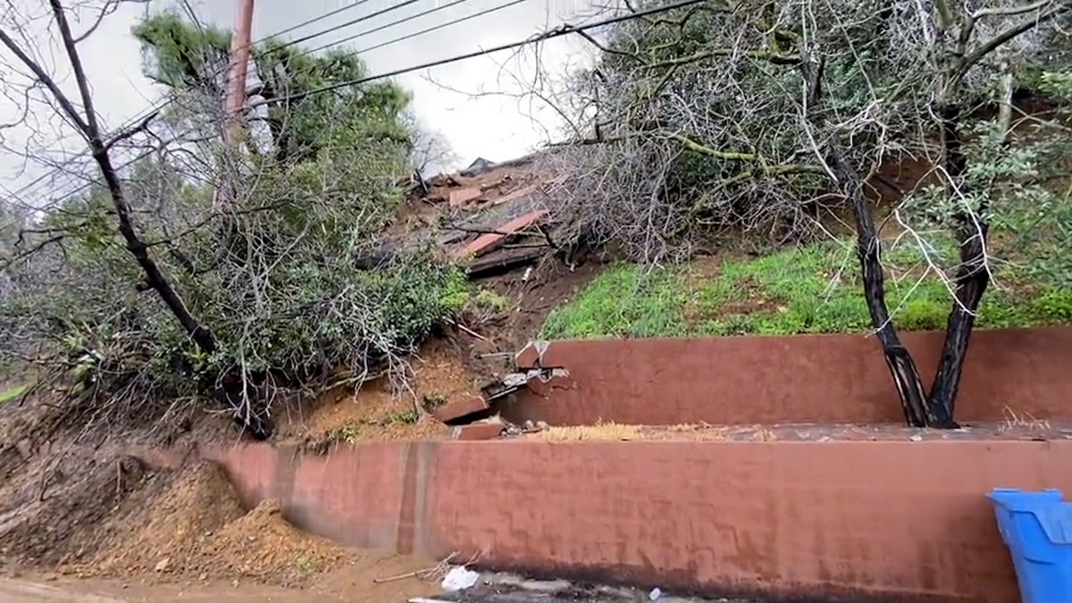 Mudslide prompts road closure on iconic Los Angeles road