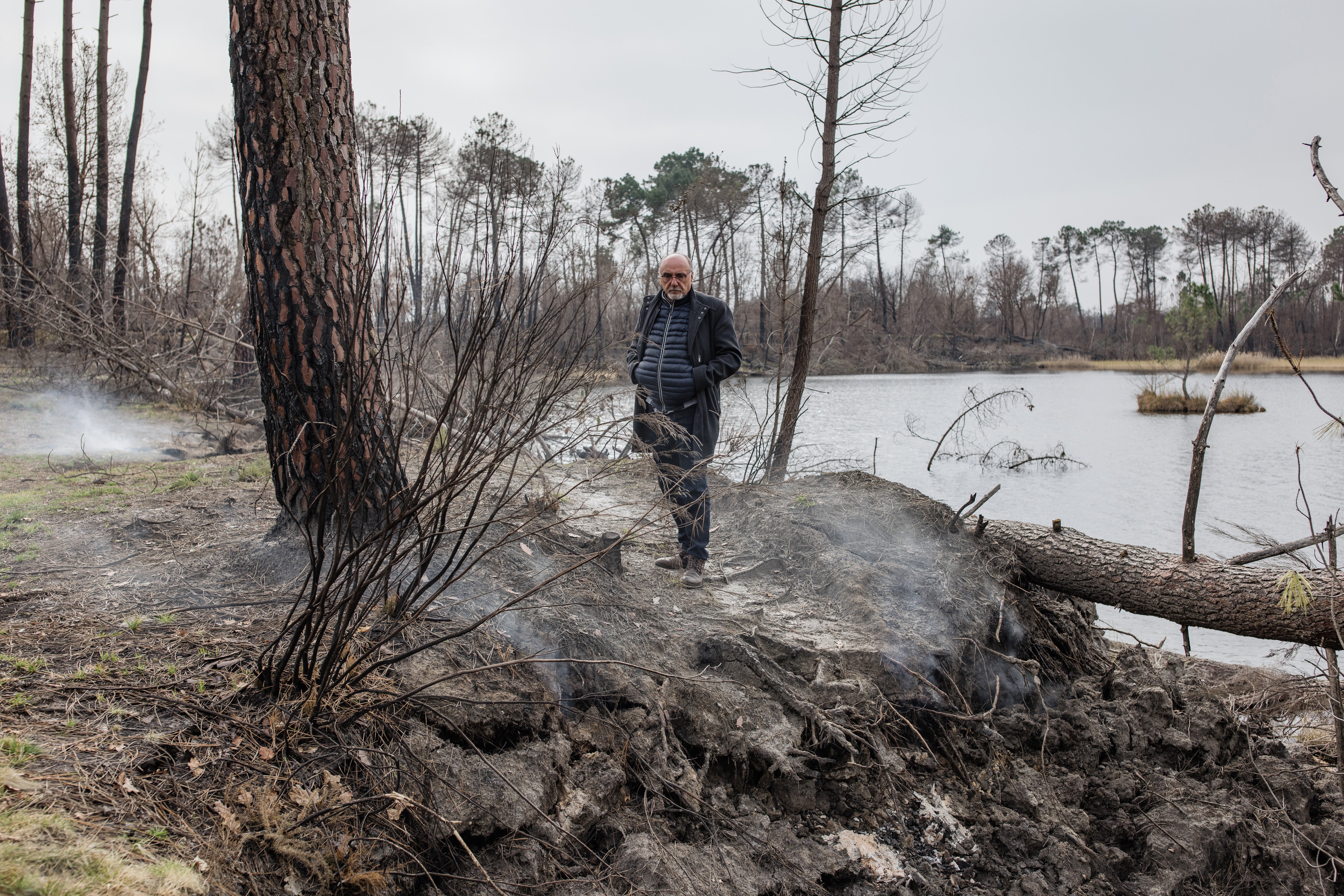 Jean-Louis Dartiailh, mayor of Hostens, wants to use the lake near the town to try to put out the zombie fire