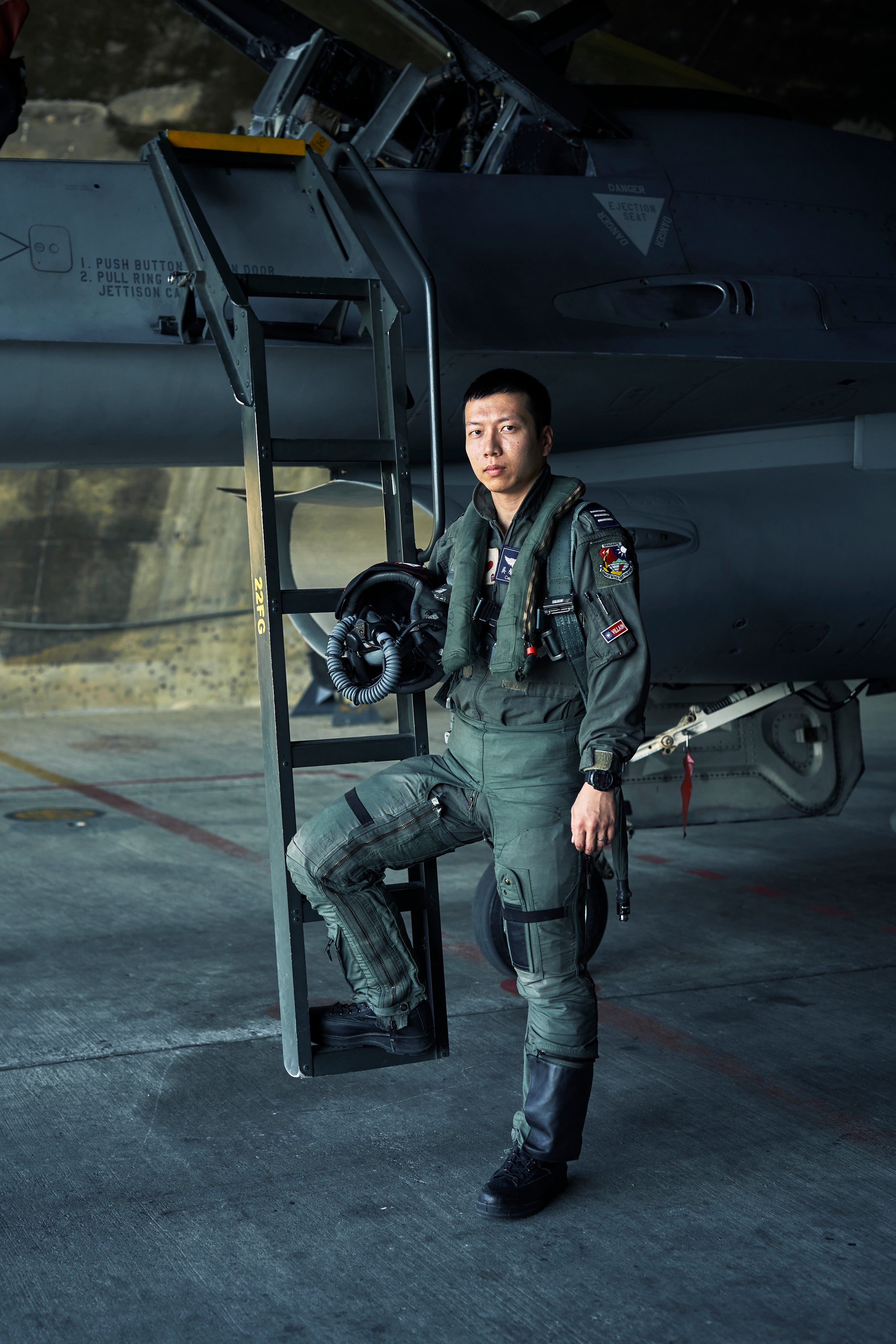 Capt Wu Sheng-wei with the F-16 jet that he pilots in Chiayi