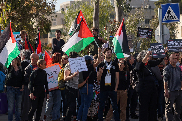 <p>Israeli peace activists raise Palestinian flags in solidarity, on 3 March 2023. Such displays in the UK ‘may not be legitimate’ according to the home secretary </p>
