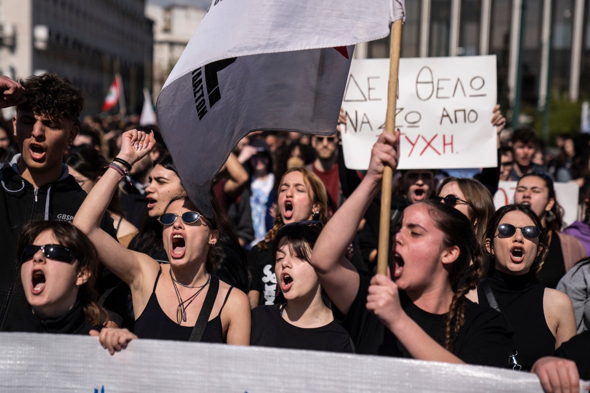 Yunanistan'daki tren kazasında 57 ölü için akıldan çıkmayan protesto sloganı: "Varınca beni ara"