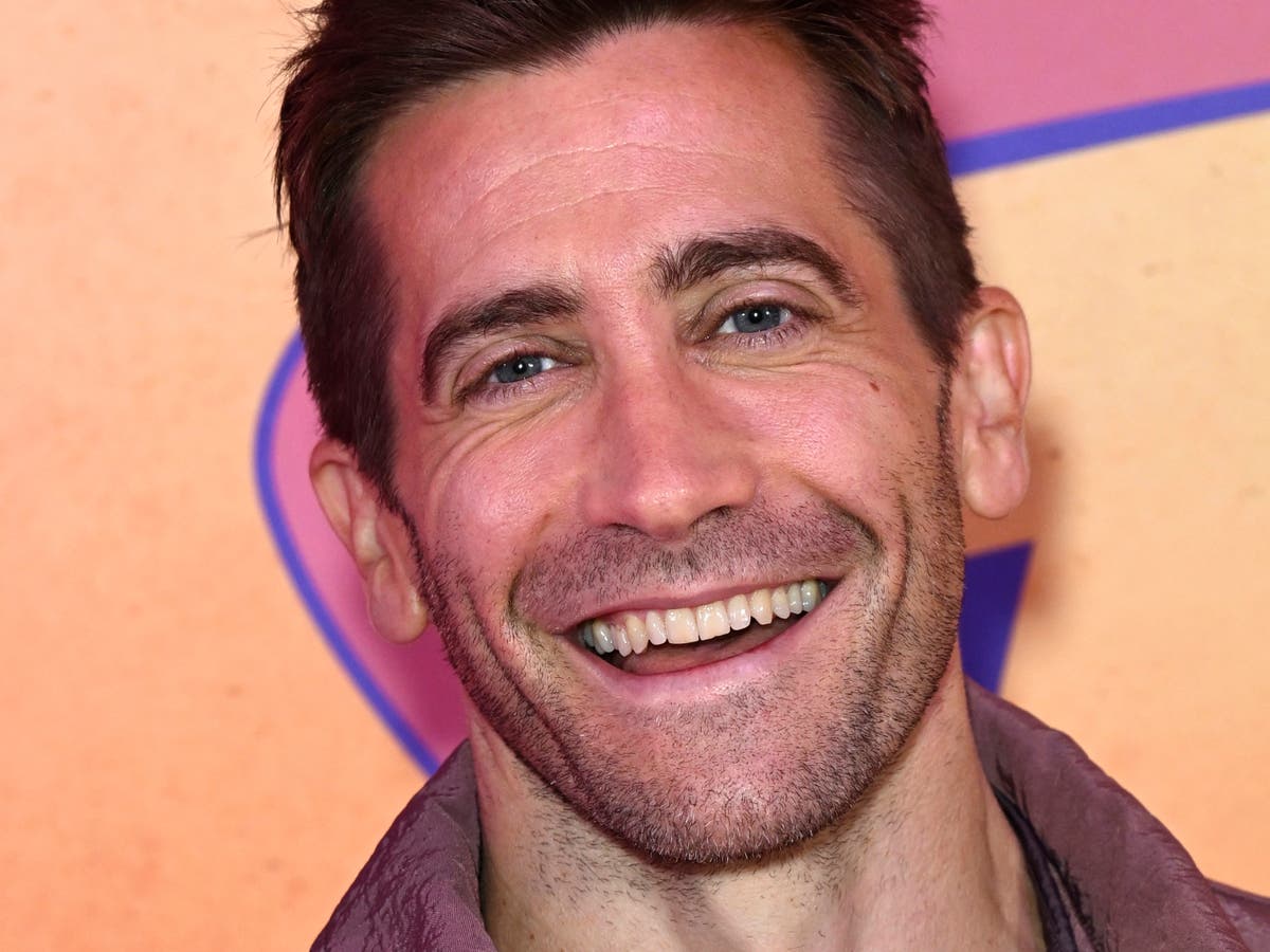 Jake Gyllenhaal surprises UFC 285 crowd with extremely bulked-up appearance at weigh-in