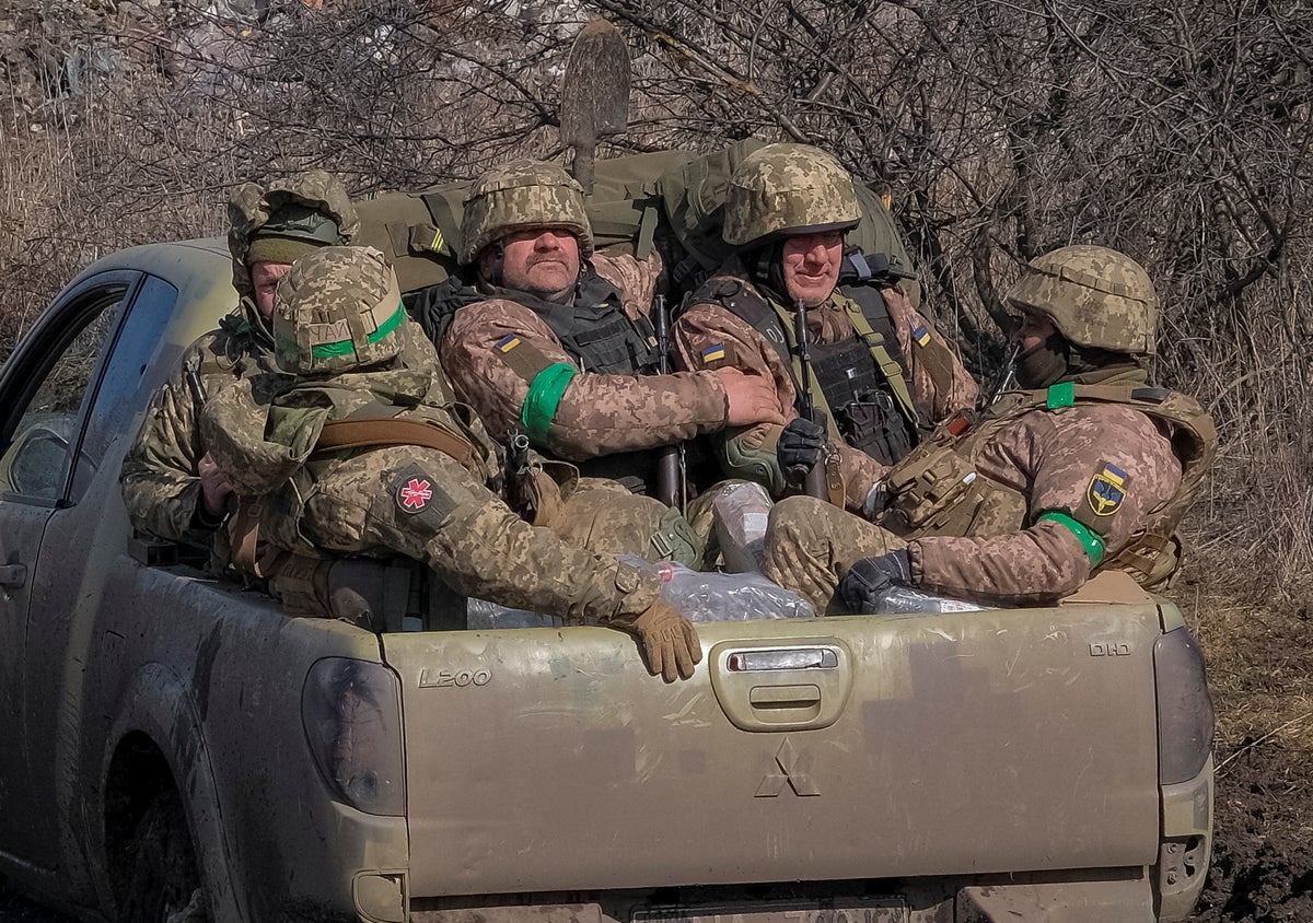Rus ve Ukraynalı askerler kuşatma altındaki şehrin sokaklarında savaşırken siviller Bakhmut'tan kaçıyor