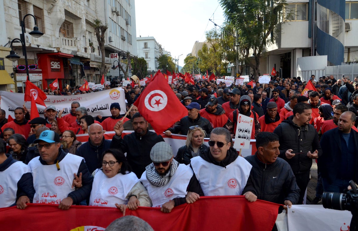 Tunuslular enflasyonu ve cumhurbaşkanının muhalefeti sıkıştırmasını protesto etti