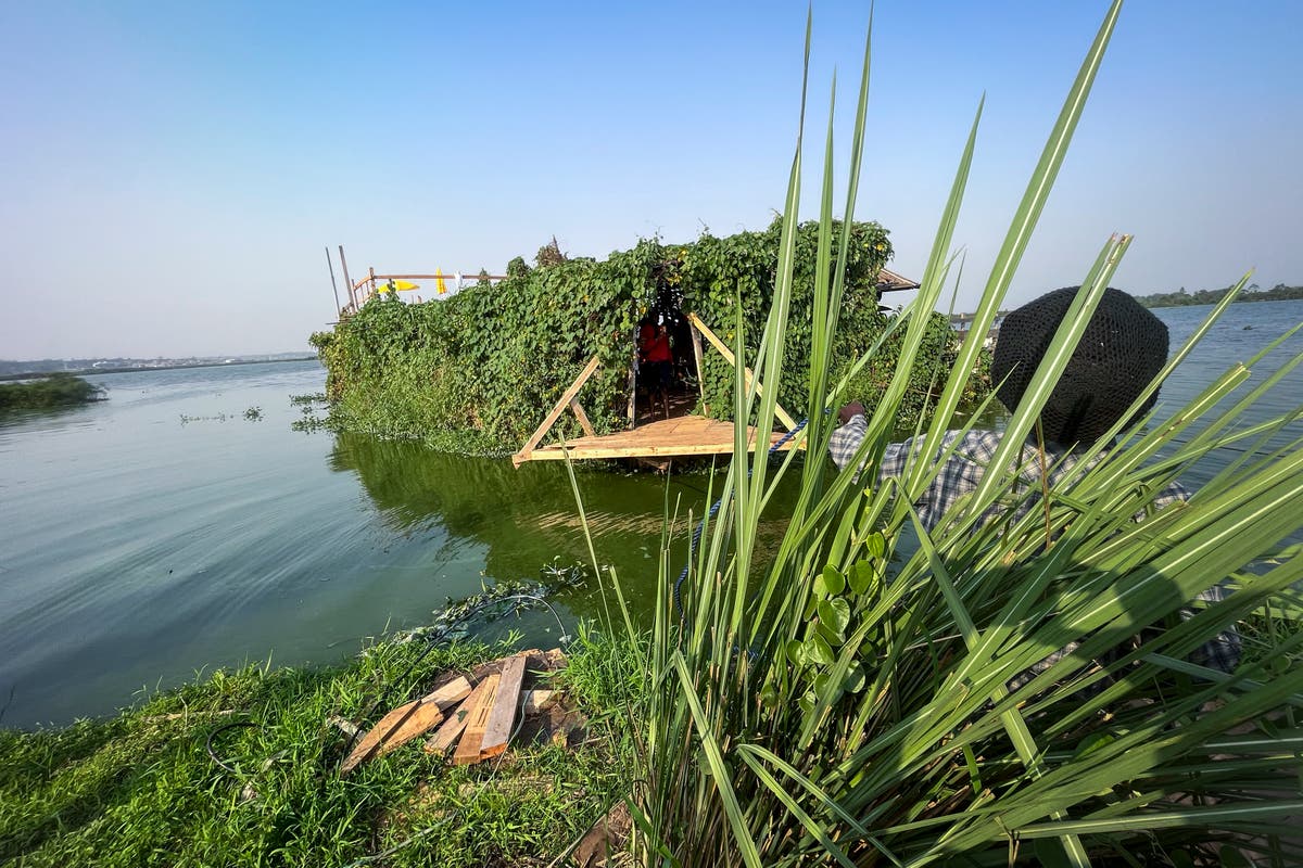 Recycling lake litter, Ugandan makes innovative tourist boat
