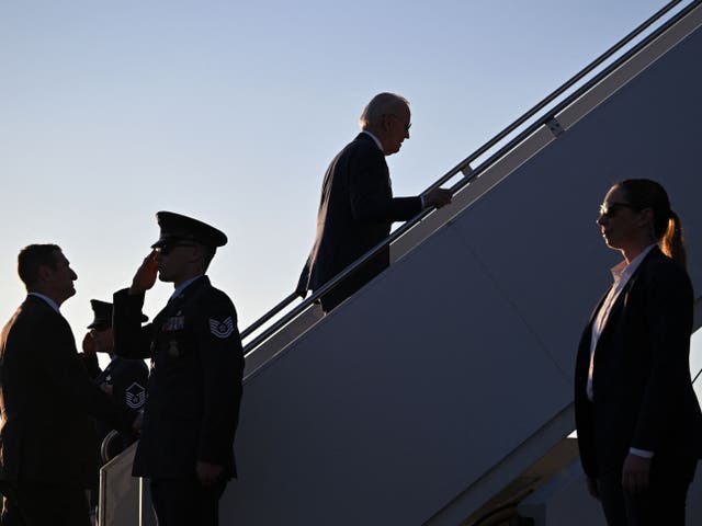 <p>US President Joe Biden (C) boards Air Force One before departing Maxwell Air Force Base in Montgomery, Alabama on March 5, 2023</p>