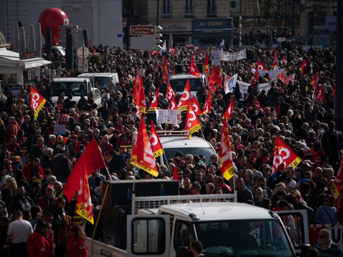 Des dizaines de milliers de personnes à travers la France ont rejoint les grèves contre le projet de Macron de relever l’âge de la retraite