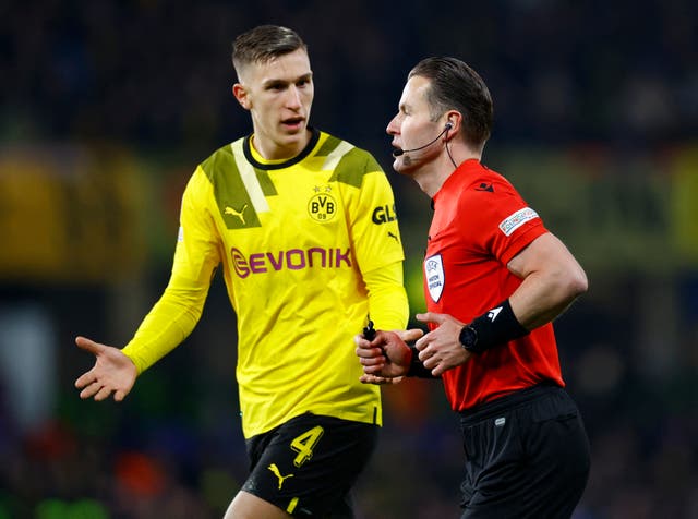 <p> Dortmund's Nico Schlotterbeck remonstrates with referee Danny Makkelie</p>