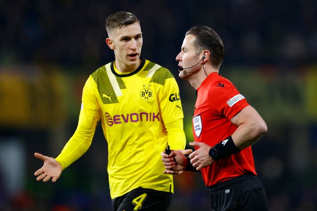 <p> Dortmund's Nico Schlotterbeck remonstrates with referee Danny Makkelie</p>