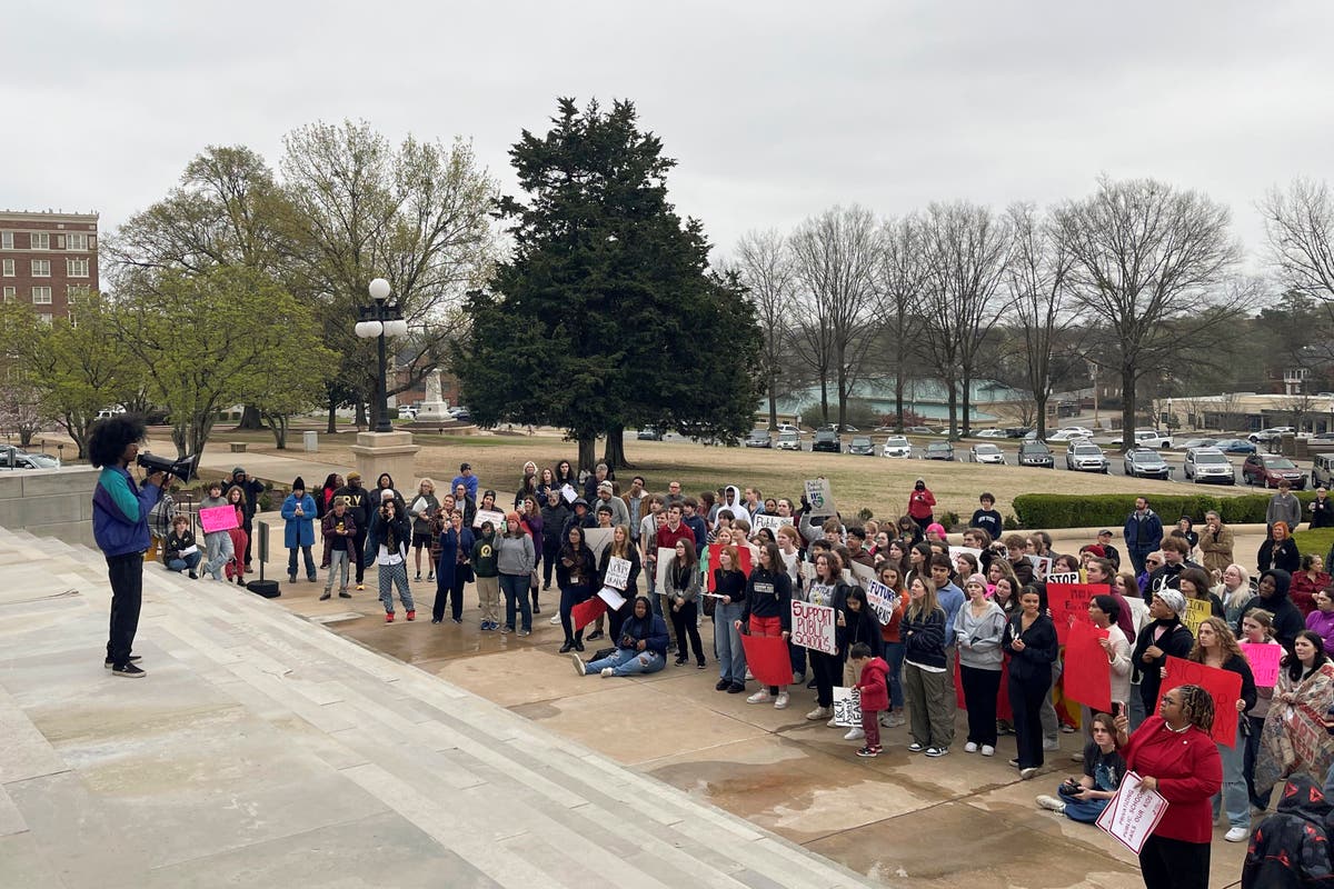 Arkansas Gov. Sanders signs bill creating school vouchers