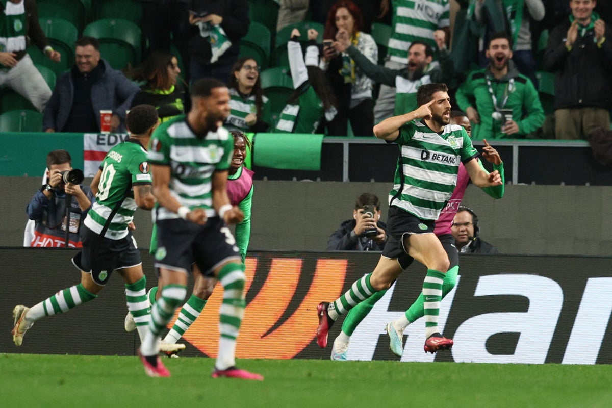 Paulinho of Sporting CP celebrates with teammates after scoring a News  Photo - Getty Images