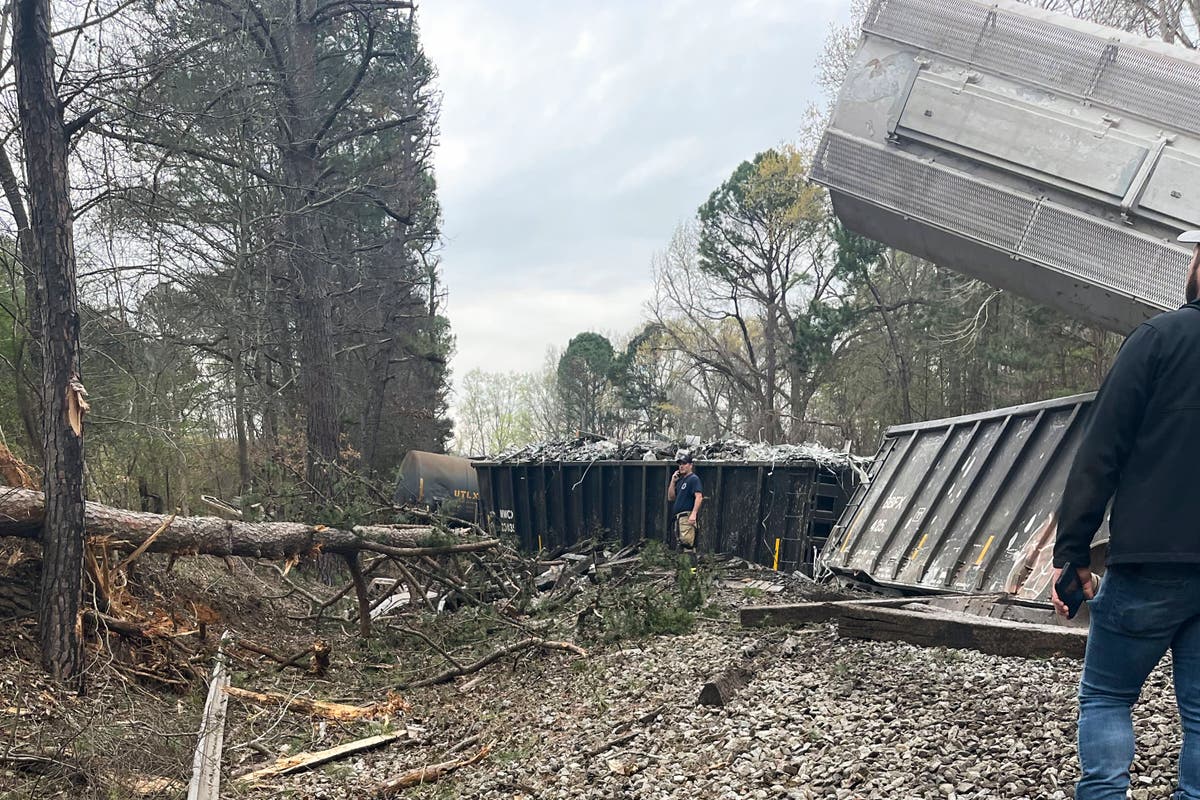 Norfolk Southern train derails in Alabama, no public threat