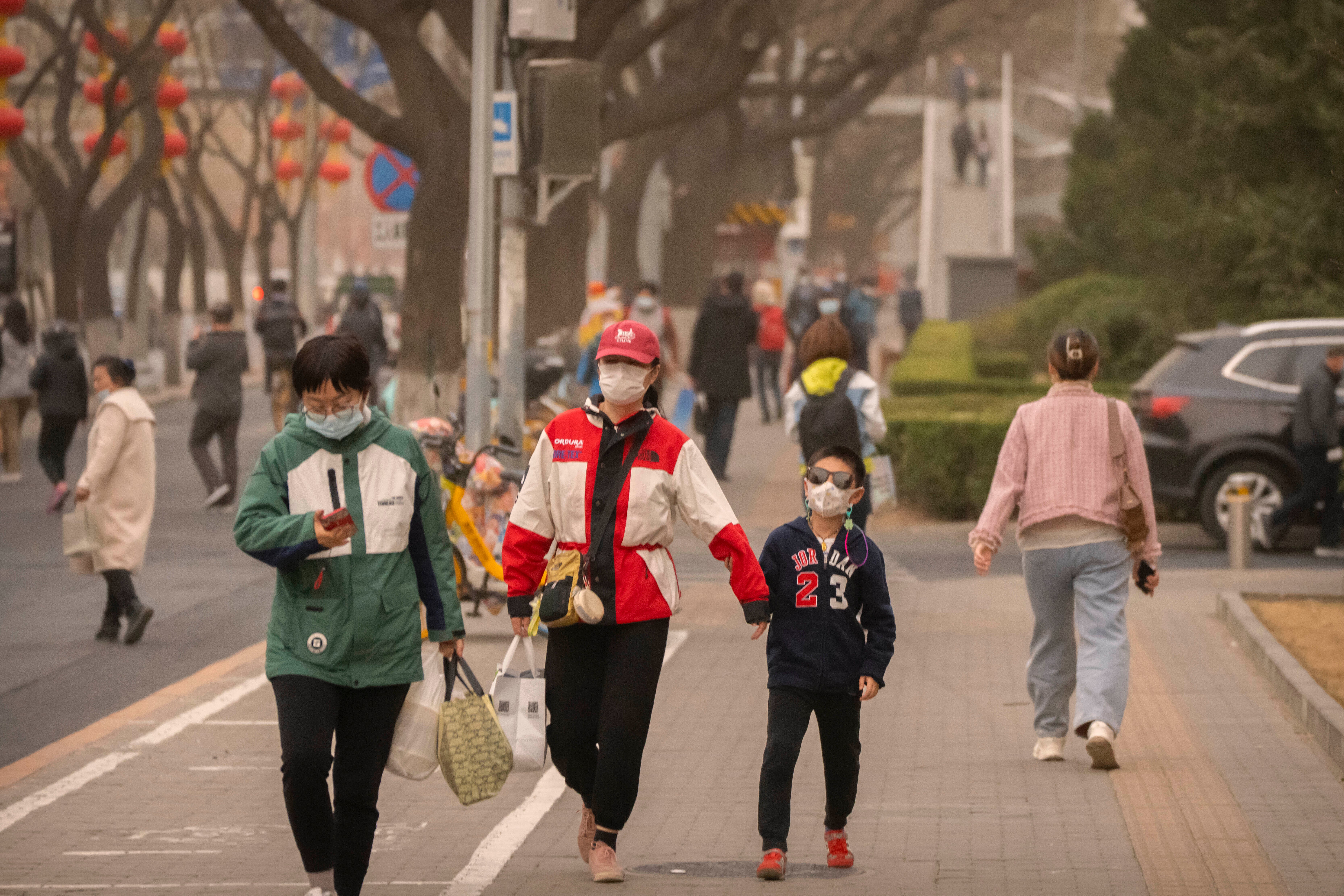 People wearing face masks due to poor air quality in Beijing