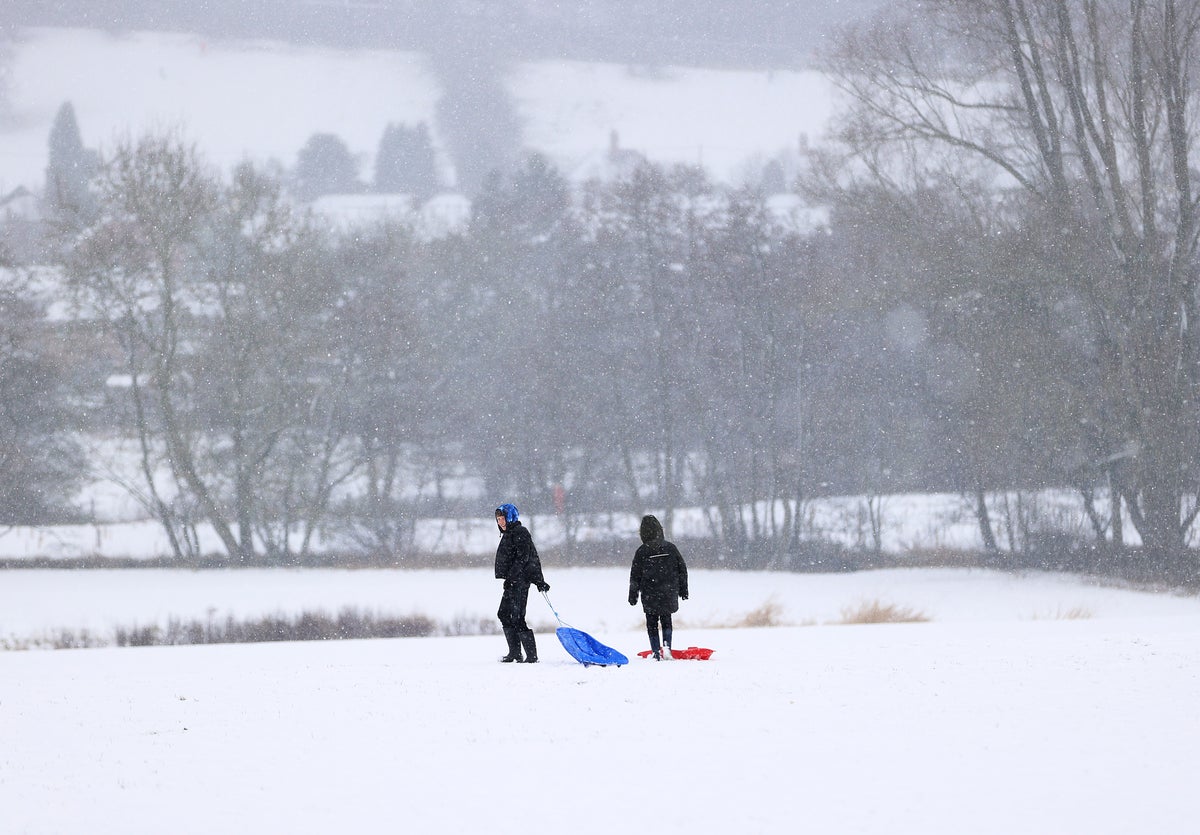 UK weather: Temperatures plunge below zero as British Summer Time starts with cold snap and snow