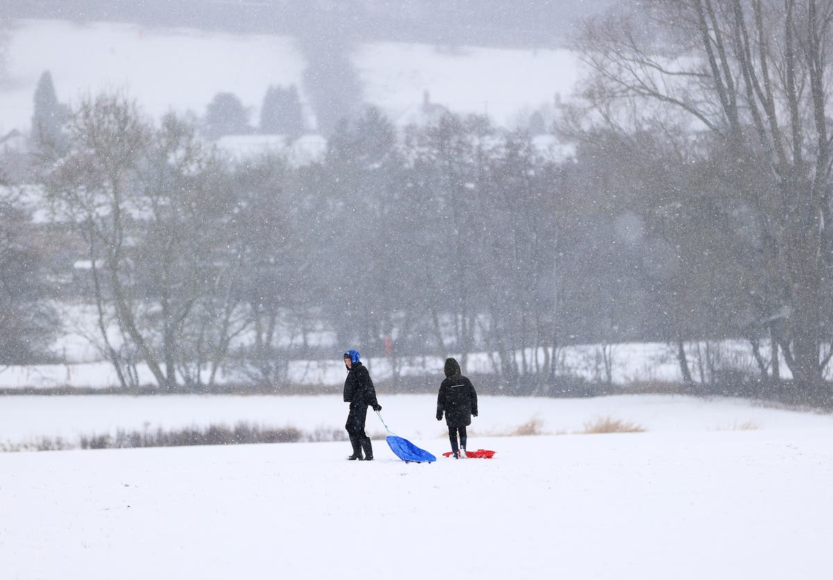 UK weather: Met Office extends snow warning in heavy rain