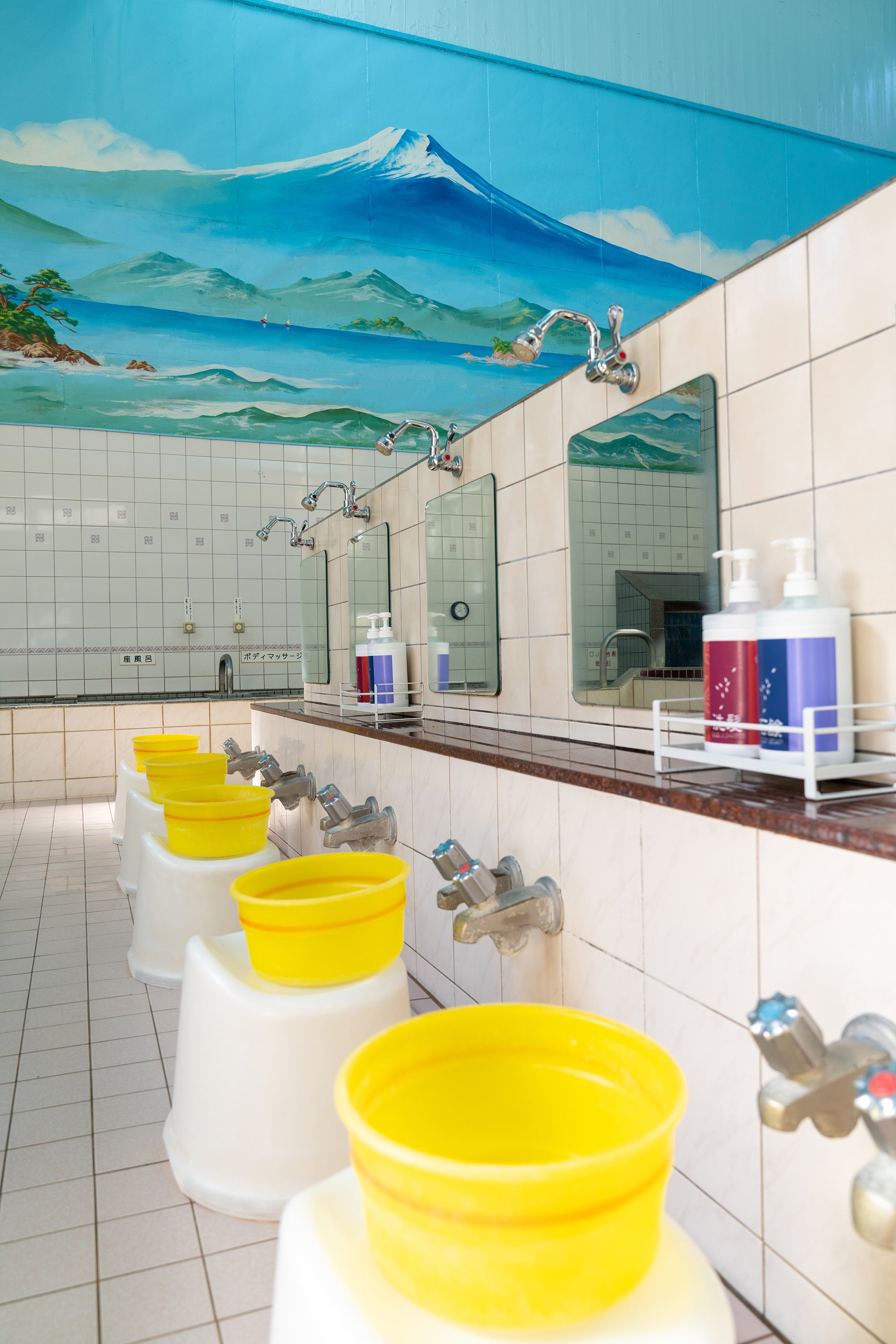 Plastic stools and basins at the Daikokuyu bathhouse