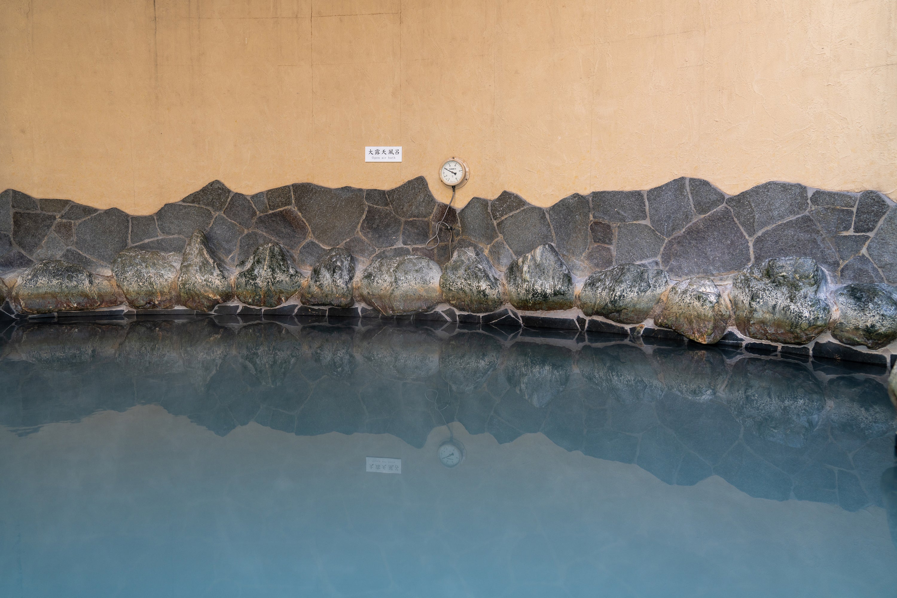 An outside bathing pool at Daikokuyu