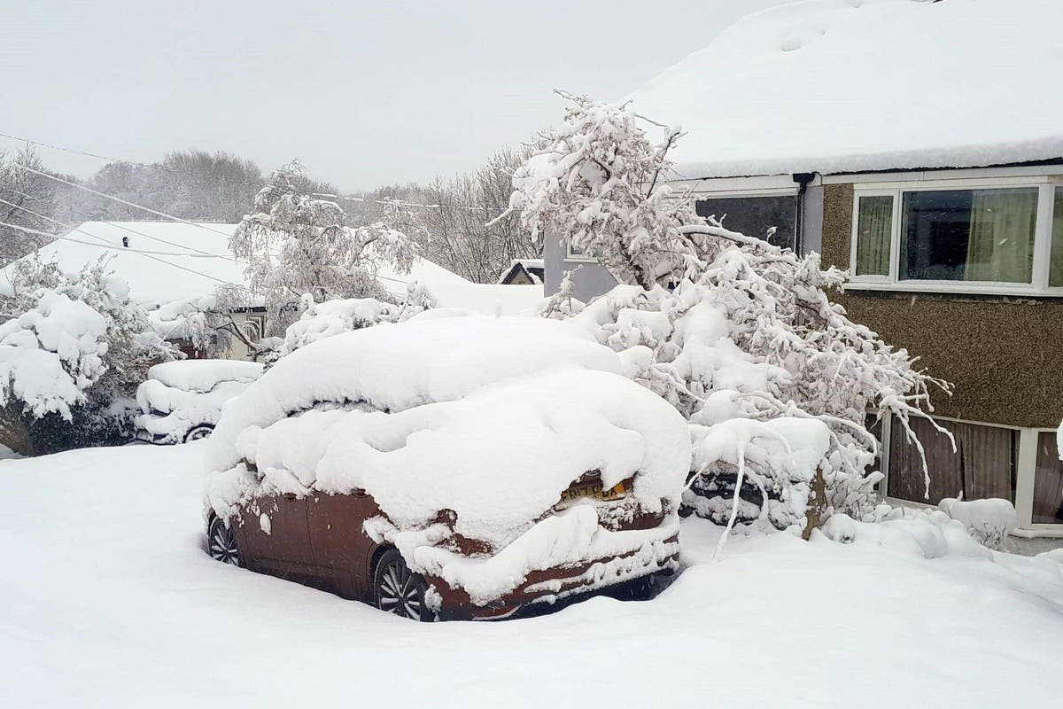 Travel warnings after heavy snow brings treacherous conditions to UK