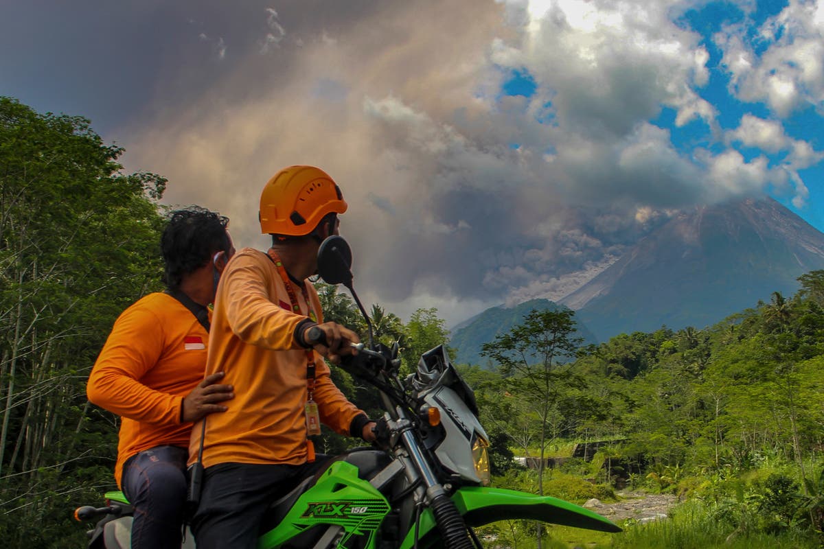 Indonesia&rsquo;s Merapi volcano spews hot clouds in new eruption