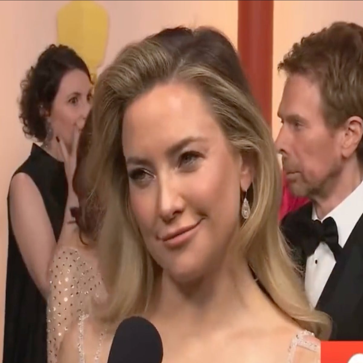 Den sandsynlige boykot Stranden Kate Hudson awkwardly corrects red carpet reporter over Oscars comment |  The Independent