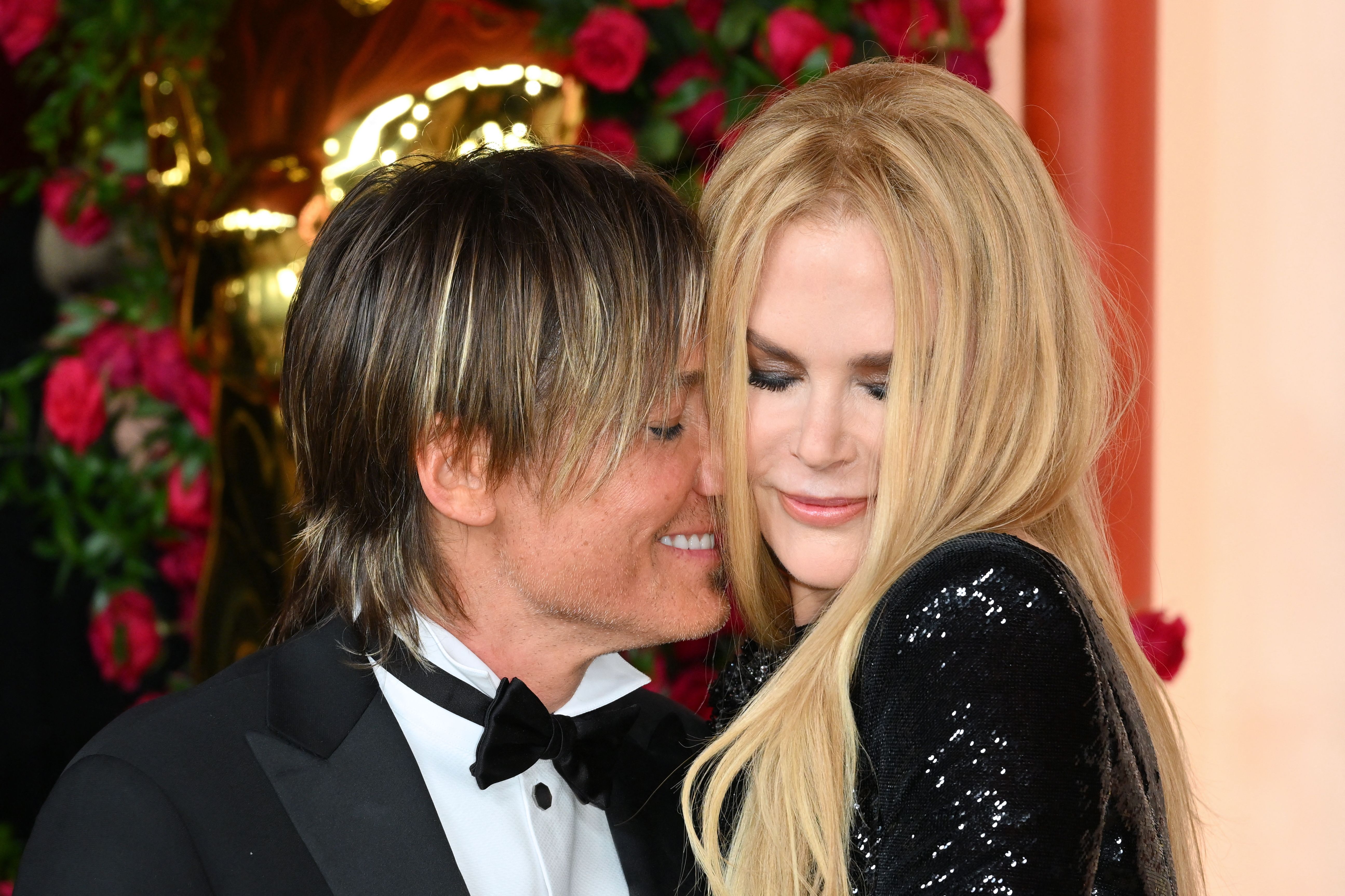 Nicole Kidman And Keith Urban Praised For Sweet PDA On Oscars Red ...