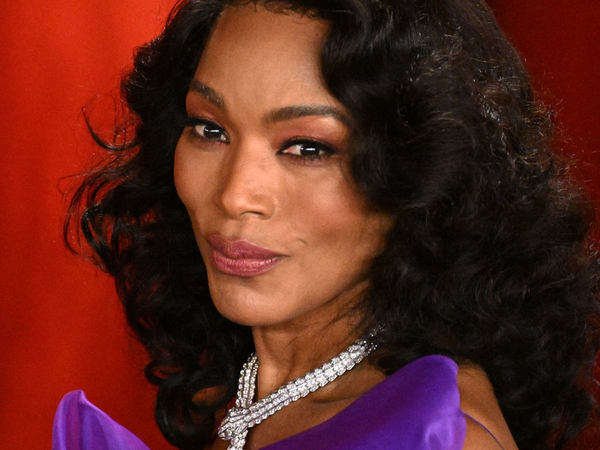 Oscar’lar: Angela Bassett, Oscar’larda tekrar ‘görmezden gelindikten’ sonra ‘gerçek’ tepkisinden ötürü övüldü