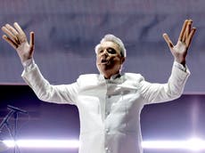 David Byrne bemuses Oscars viewers with ‘out of tune’ musical performance wearing sausage fingers