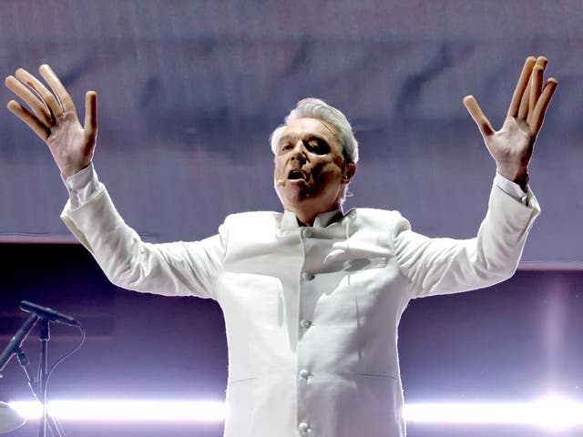 <p>A sausage-fingered David Byrne performs at the 2023 Oscars</p>