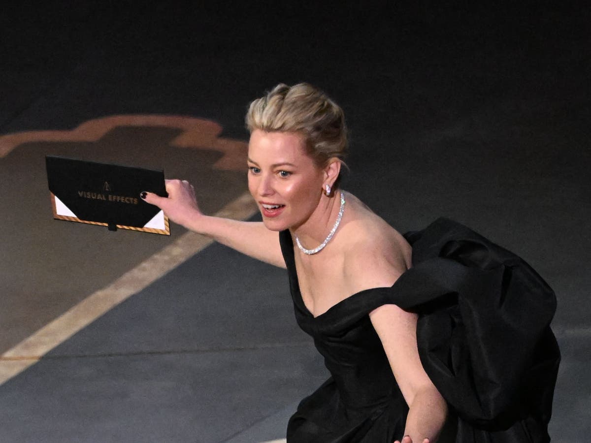 Oscars 2023 Elizabeth Banks almost falls after dangerous trip on