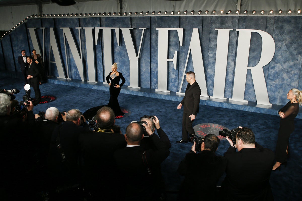 Watch live as Hollywood stars pose for cameras at Vanity Fair Oscars party