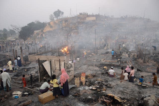 <p>Rohingya refugees search for their belongings after a fire broke out in Balukhali refugee camp in Ukhia</p>