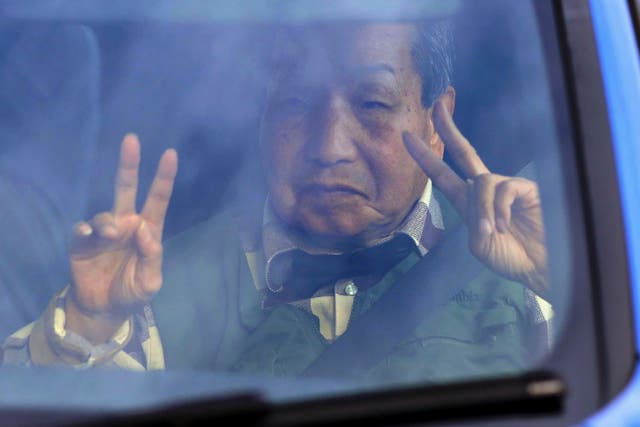 <p>Iwao Hakamada flashes v-signs on his way back from a walk in Hamamatsu, Shizuoka </p>