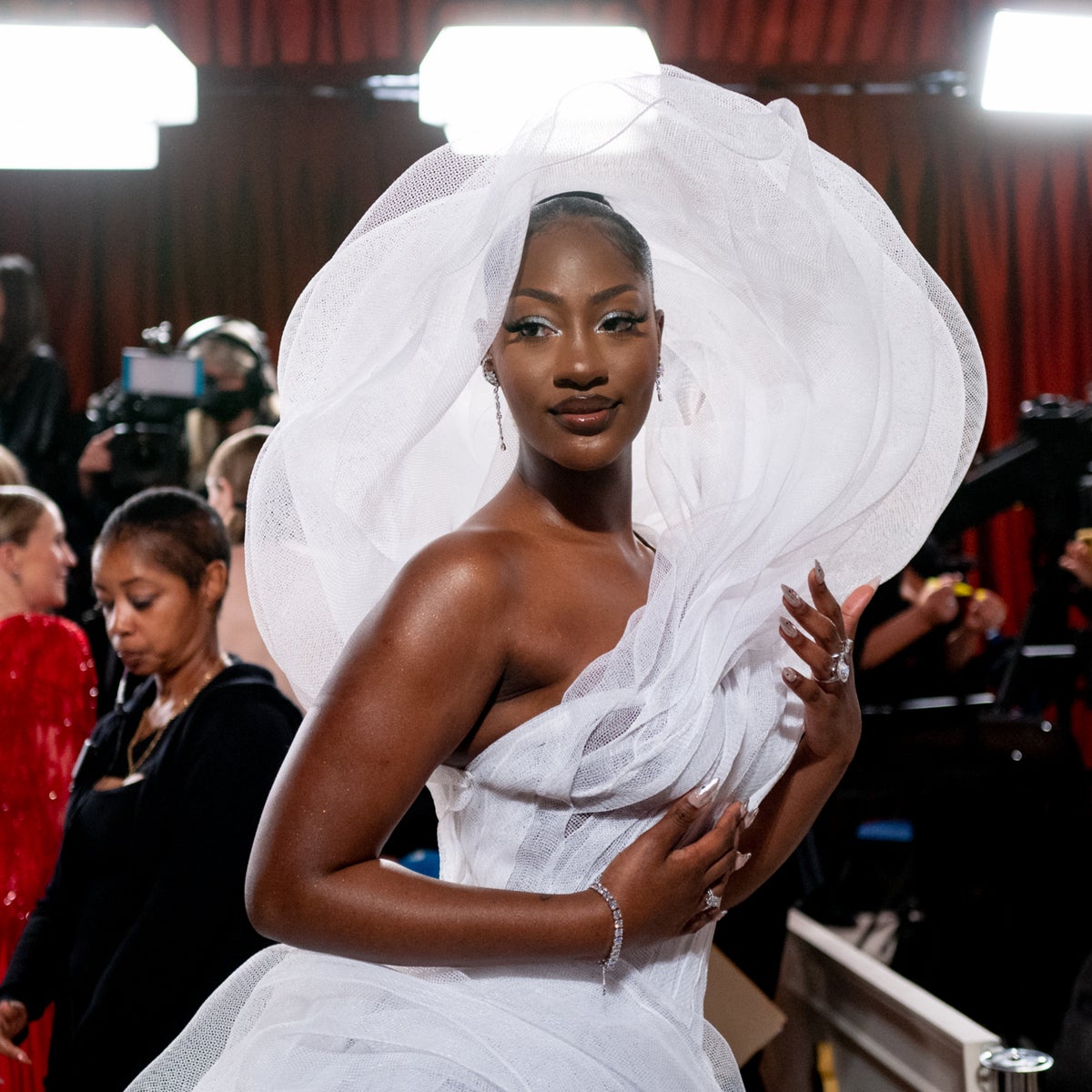 Hilarious moment woman spotted trying to see around Tems' Oscars dress | The Independent Hilarious moment woman spotted trying to see around Tems' Oscars dress | The Independent