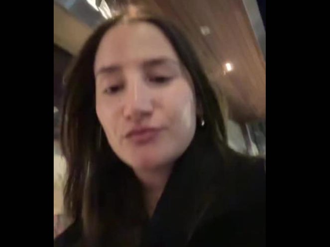 <p>A woman has sparked a debate on social media after she revealed that she walked out on a date who refused to pay extra $3 for cheese slice on a burger</p>