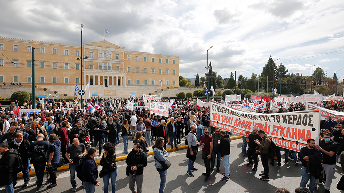 57 kişinin hayatını kaybettiği tren çarpışmasının ardından greve giden binlerce Yunan işçinin parlamento önünde toplanmasını canlı izleyin