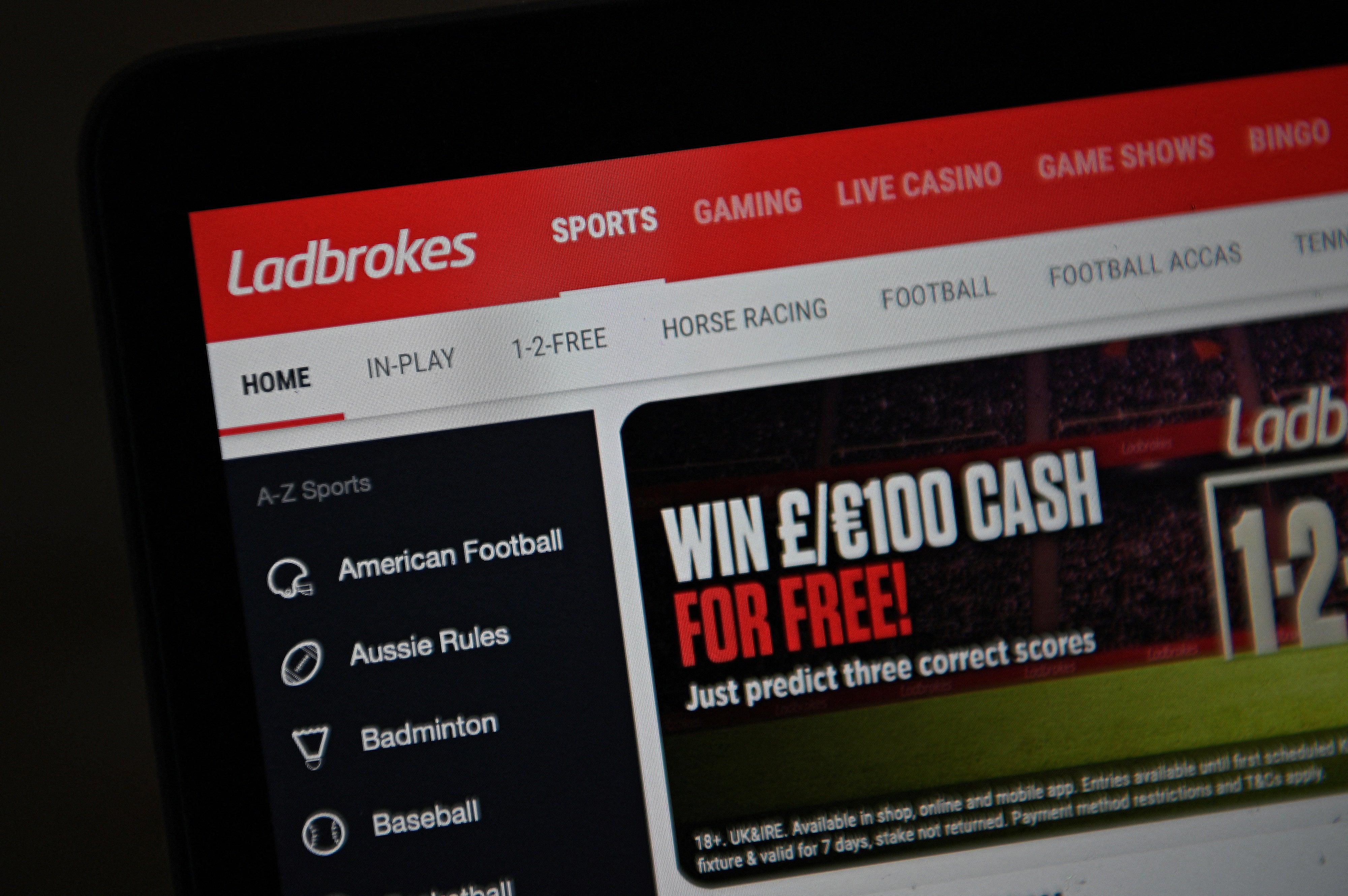 More than a third of addicts receive daily updates about gambling