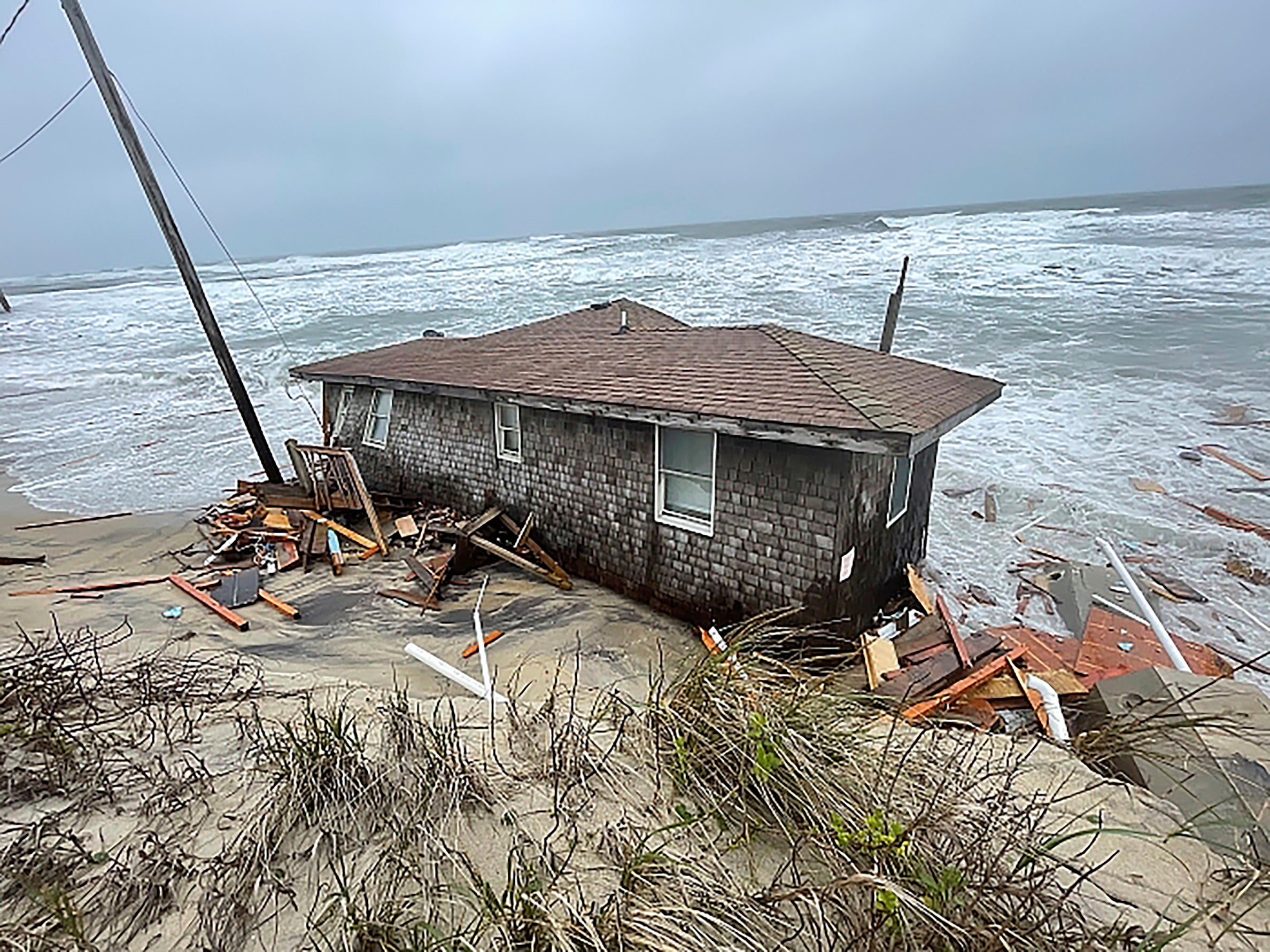 House collapses into ocean on North Carolinas Outer Banks | The 