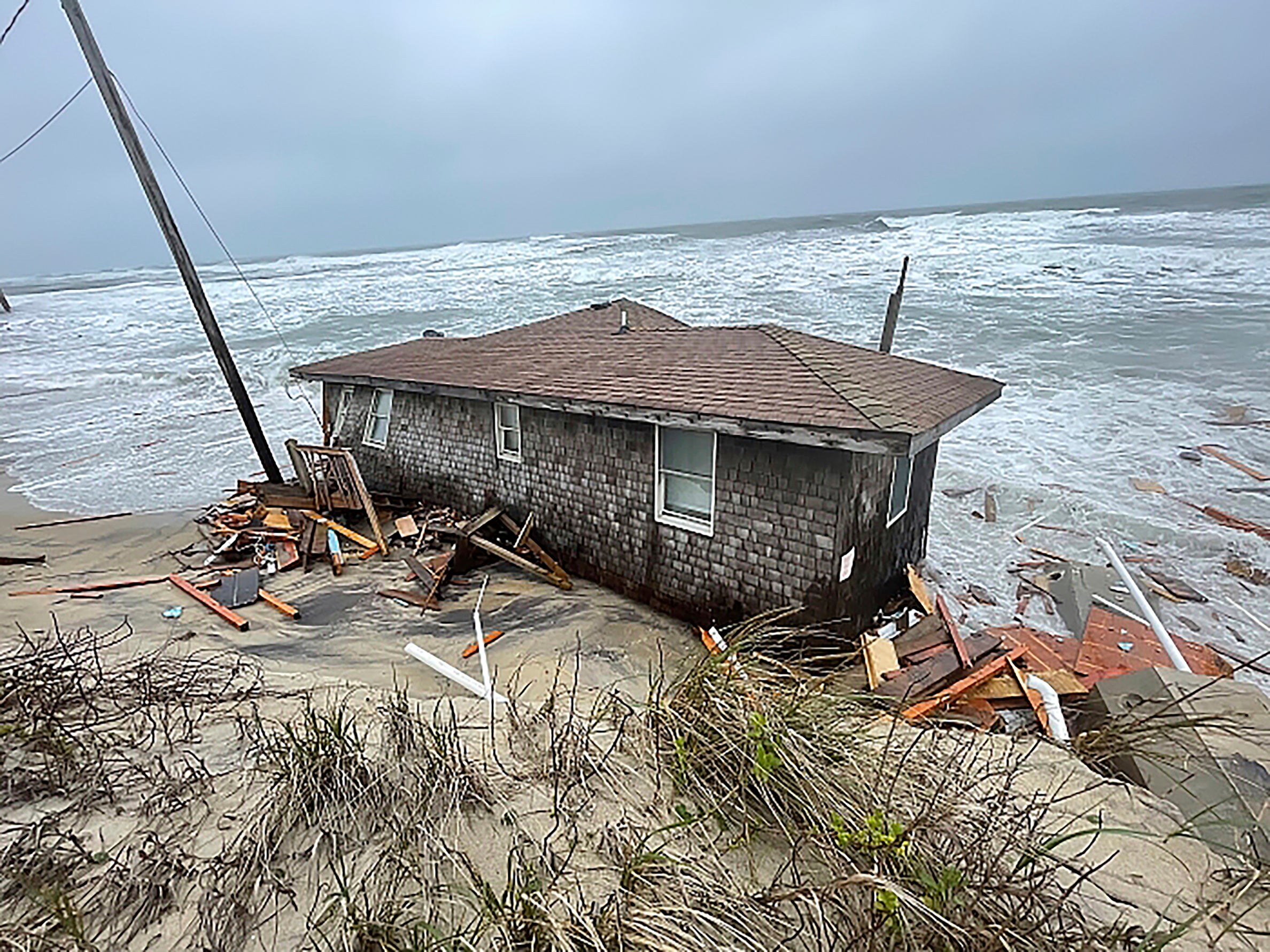 House Collapses Into Ocean On North Carolina s Outer Banks The 