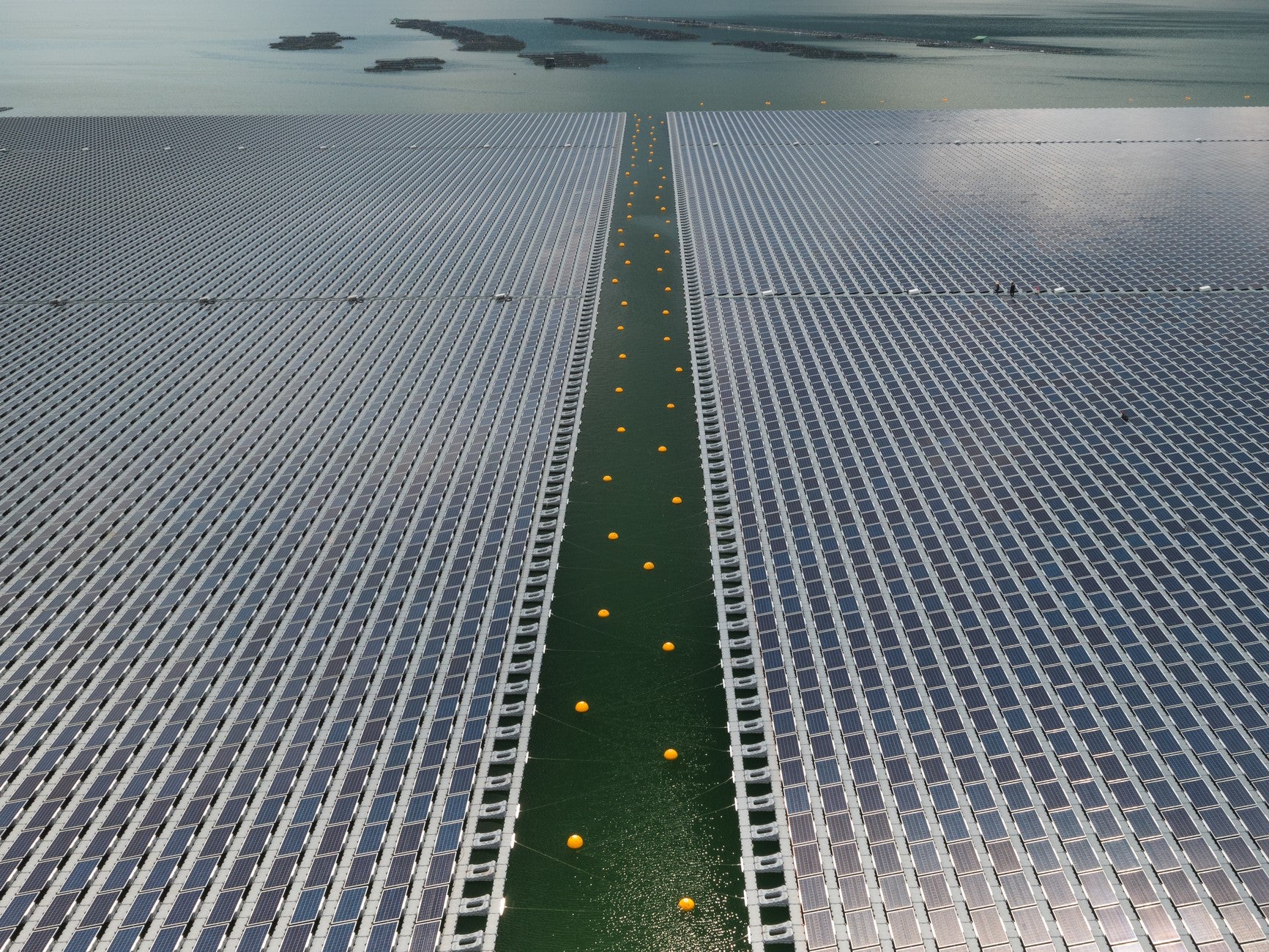 Solar panels floating in reservoirs could prevent evaporation and generate power