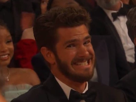Andrew Garfield awkwardly grimacing at the 2023 Oscars