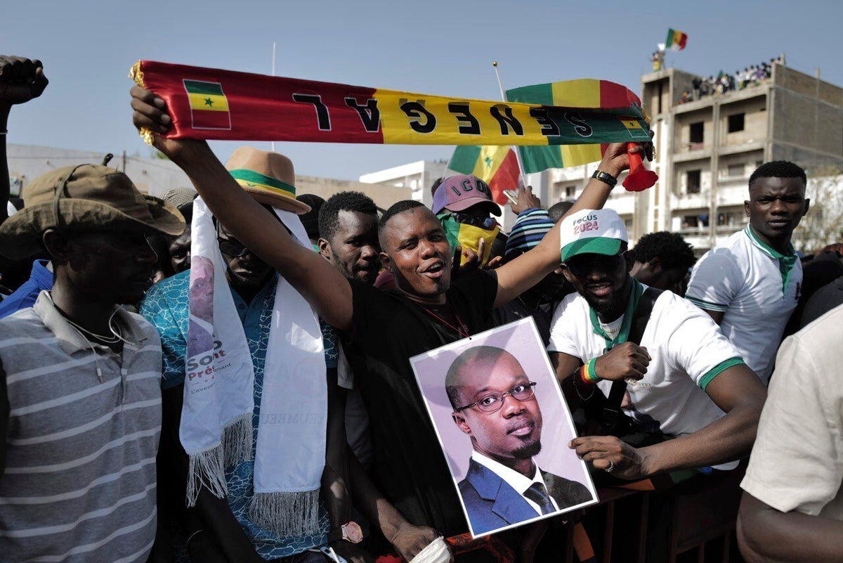 Protestocular mahkemeden önce Senegal'in muhalefet liderini destekliyor